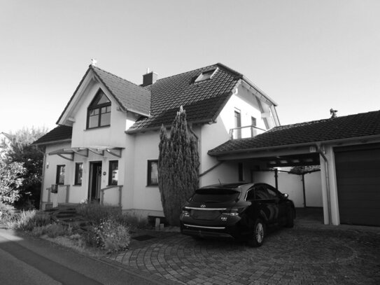 Hochwertiges und großzügiges Einfamilienhaus mit Einliegerwohnung in familienfreundlicher Umgebung!