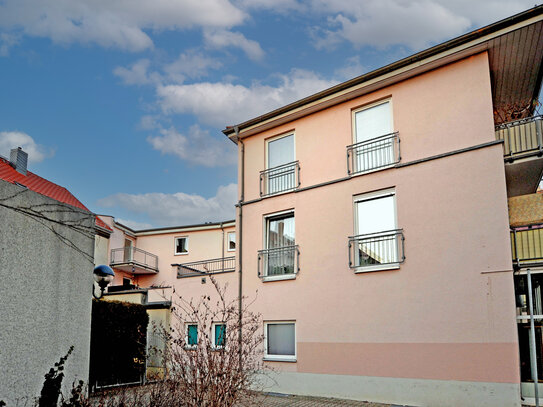 2-RAUM-WOHNUNG IM HERZEN VON MARKRANSTÄDT // 2 Balkone, Einbauküche & TG-Stellplatz