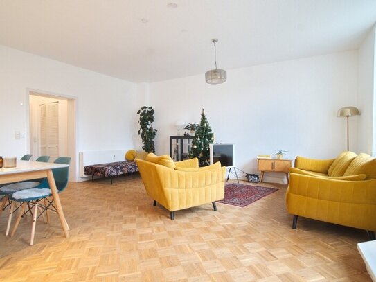 Extremely charming and unusual apartment with high quality fittings and furnishings, in an urban villa enjoying listed…