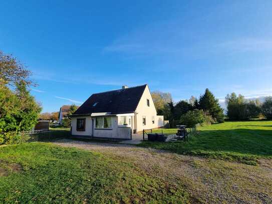 Großzügiges Wohnhaus mit Nebengelass auf idyllischem Grundstück …