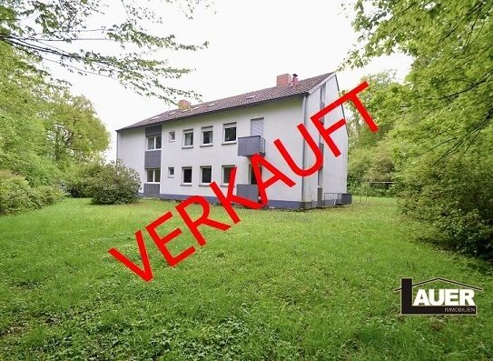 Großzügiges freistehendes Dreifamilienhaus mit zwei Garagen und Garten.