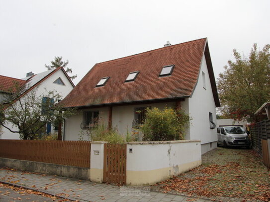 Großes, freistehendes Einfamilienhaus mit Einliegerwohnung.