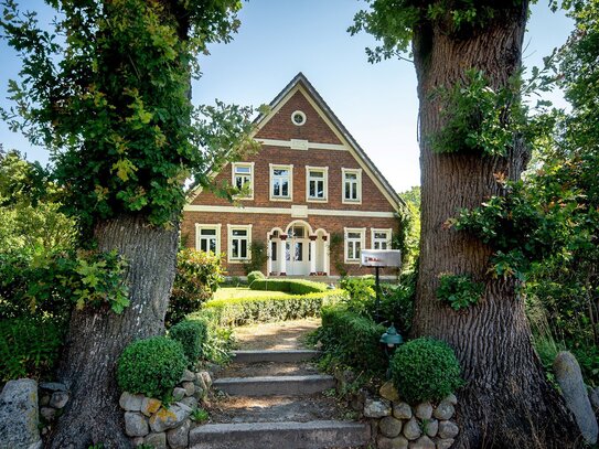 Modernes Leben und Arbeiten in historischen Gebäuden, Hofstelle zwischen Hamburg und Bremen