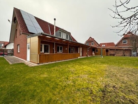 Einfamilienhaus mit Doppelgarage u. Carport