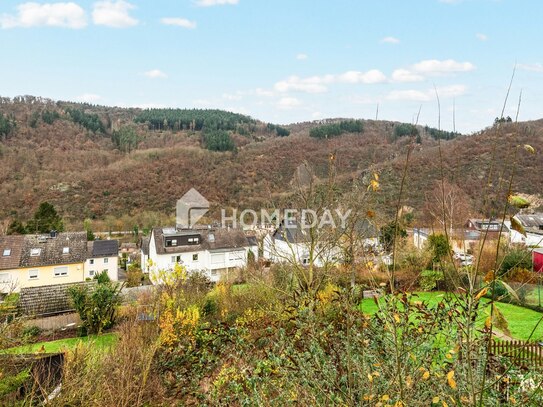 Haus in Dornröschenschlaf - Renovierungsbedürftige DHH samt Einliegerwohnung auf großem Grundstück