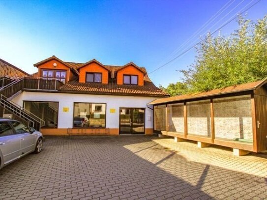 Großes vielseitiges Haus für 2 Familien oder als Mehrgenerationenhaus mit Terrasse, Hof und Garten