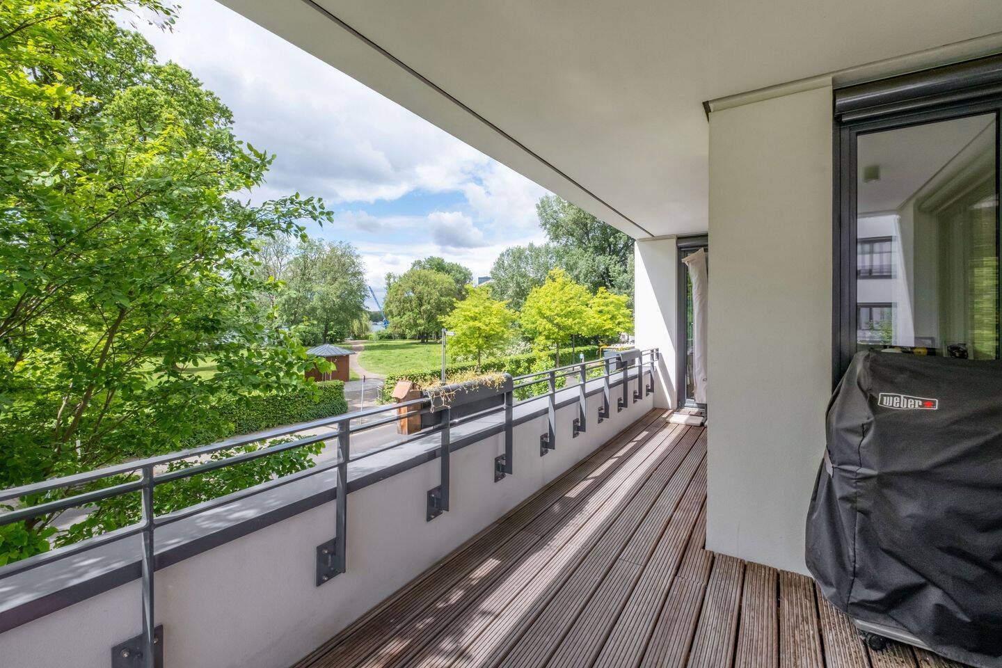 Loggia mit Blick auf Bucht und Baumkronen der Halbinsel Stralau - Photo 1