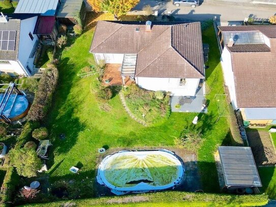 Bei Landshut - Gepflegter Bungalow mit wunderschönem Garten, Pool, Carport und Garage!