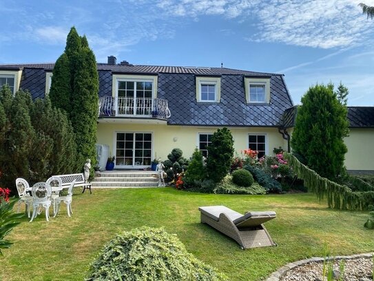 Schöne Villa mit Doppelgarage, Dachterrasse und fantastischem Garten