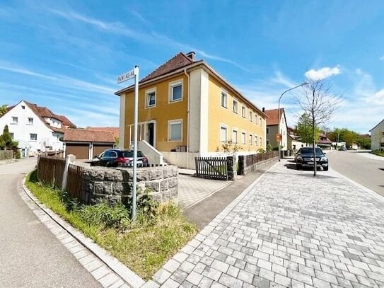 Großzügiges Mehrfamilienhaus mit Garagen und viel Potential