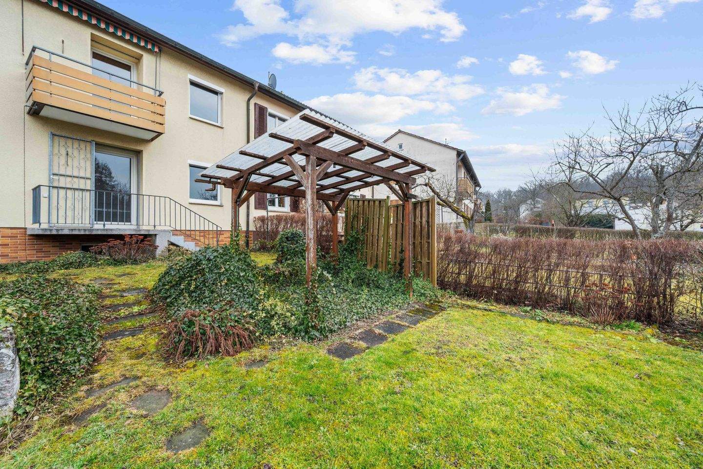 EINFAMILIENHAUS als REIHENMITTELHAUS in ruhiger Lage mit 2 Balkonen & Garten in STUTTGART-WEILIMDORF (WOLFBUSCH)