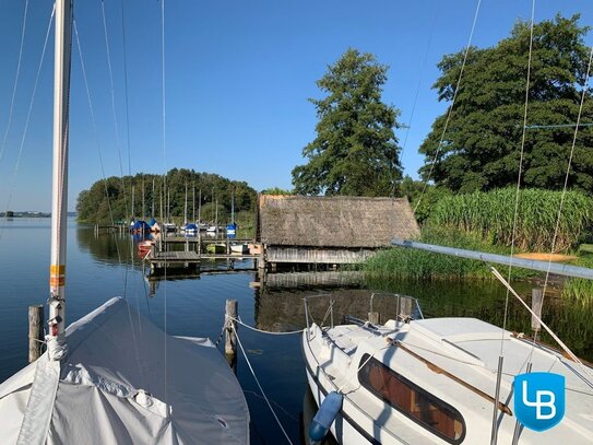 Wohnen am Großen Plöner See: EFH mit exklusivem Zugang zum Wasser, Steg, Bootshaus und eigenem Gästehaus