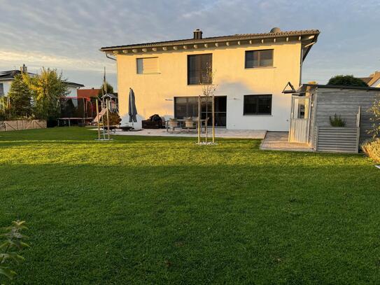 Topgepflegtes Einfamilienhaus mit unverbaubarem Blick, Spielplatz und schönem Garten