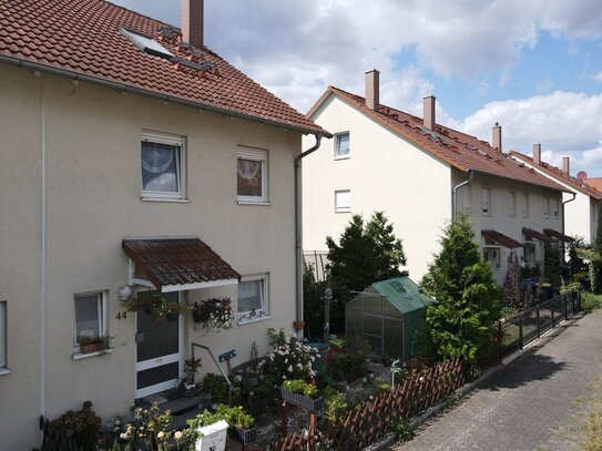 Familien aufgepasst - Reihenhaus mit 5 Räumen, Garage und Garten in Queis!