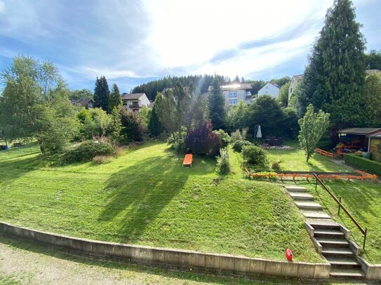 Der Sommer kann kommen: helle Erdgeschosswohnung mit Blick auf den eigenen Garten ab sofort