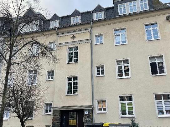 **helle 2-Raum-Wohnung im DG mit Balkon**