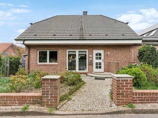 Charmantes Einfamilienwohnhaus mit Souterrainwohnung auf einem Eckgrundstück