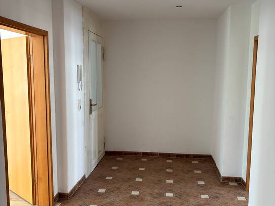 geräumige 2 Zi Wohnung mit grossem Balkon im 1.OG