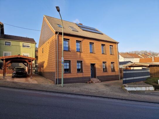 freistehendes Wohnhaus mit Garage + Carport