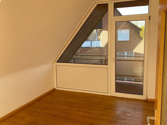 3 Zi Dachgeschosswohnung m Balkon