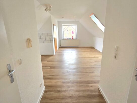 Gemütliche 2-Zimmer Dachgeschosswohnung mit Balkon in Leer/Loga