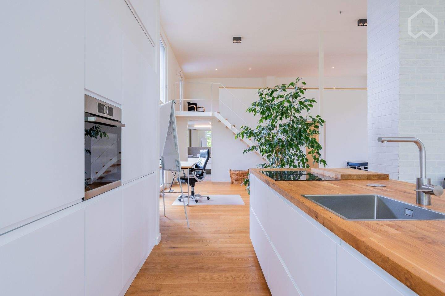 Sonniges Loft mit großer Terrasse und Blick in die Baumkronen - Photo 1