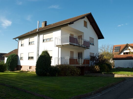 Freistehendes Zweifamilienhaus mit Scheune in ruhiger Lage.