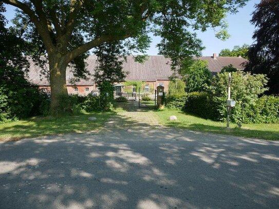 Resthof in traumhafter Alleinlage mit freiem Blick auf Felder