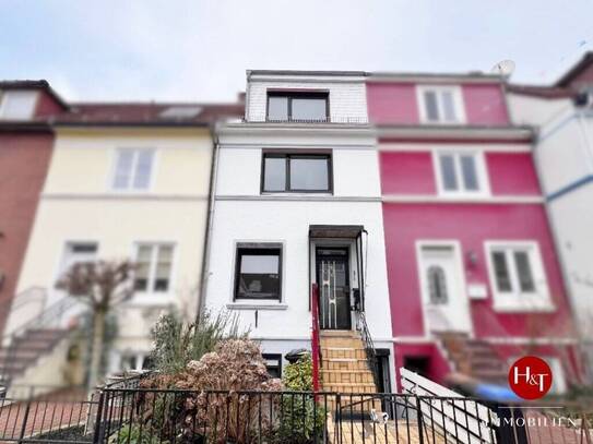 Sanierung erforderlich - geräumiges Reihenhaus mit zwei Wohneinheiten!