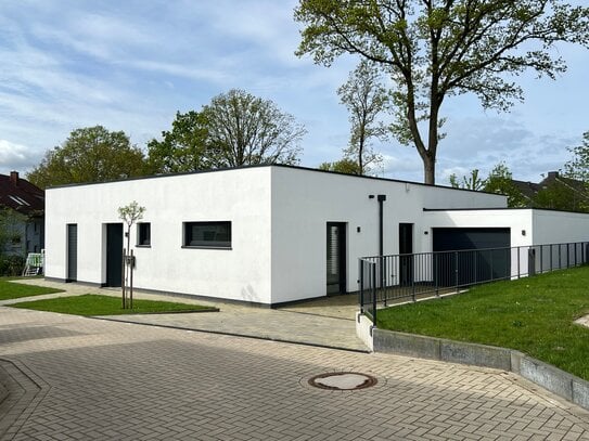 WOHLFÜHLEN IN BIELEFELD - Bungalow im Bauhausstil mit Luxus-Ausstattung und viel Glas.