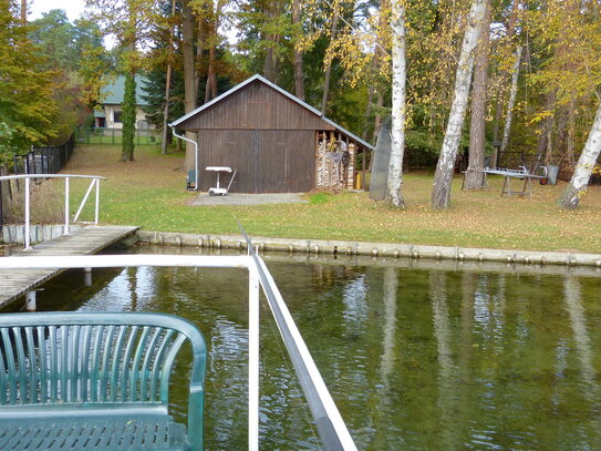 Wassergrundstück mit Bootssteg, EFH + Nebengelass