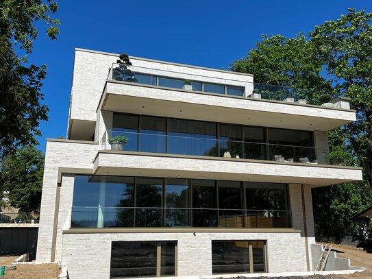 Designer Wohnung in erster Wasserlinie Am Großen Wannsee auf privatem Parkgrundstück