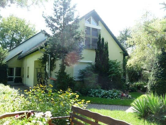 VERMIETETES MEHRFAMILINEHAUS IN GRÜNLAGE VON BERLIN - RAHNSDORF