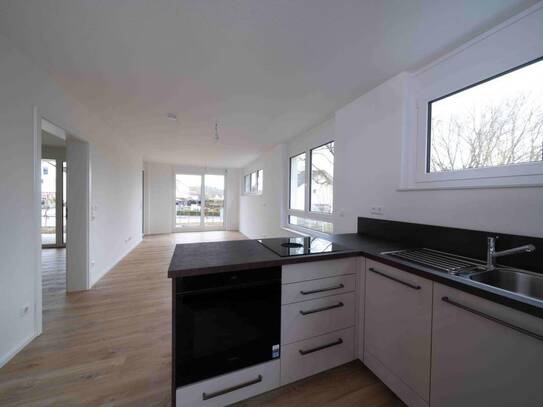 BETREUTES WOHNEN: Helle, barrierefreie 2-Zimmer-Wohnung mit kleinem Gärtchen