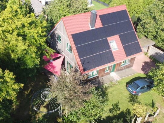 Energieeffizientes Einfamilienhaus (Energieklasse A+) aus Holz mit zwei Baugrundstücken