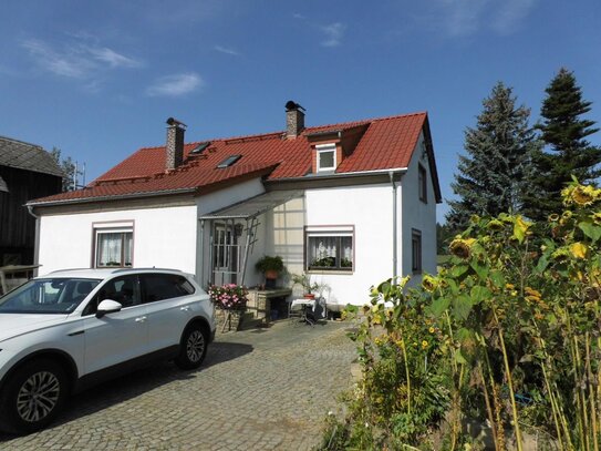 Idyllisch gelegenes ländliches Anwesen (Einfamilienhaus mit großem Grundstück und Nebengelass) in Alleinlage!