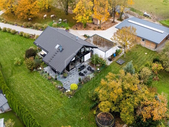 Modernes Huf Haus mit Aktivpferdestall inmitten traumhafter Natur