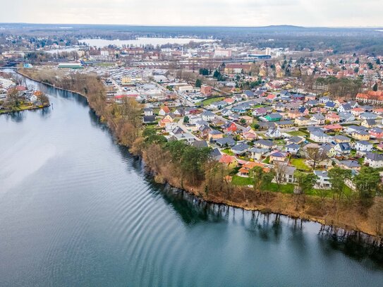 Traumhaftes Architektenhaus mit Einliegerwohnung am Flakensee: Moderner Komfort in naturnaher Idylle