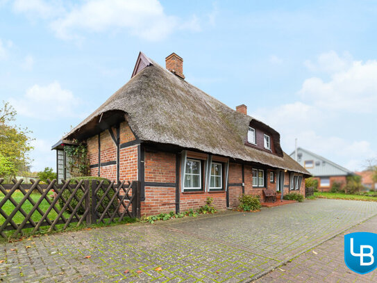 Charmantes Reetdachhaus mit zwei Wohnungen und großem Grundstück in Ostseenähe