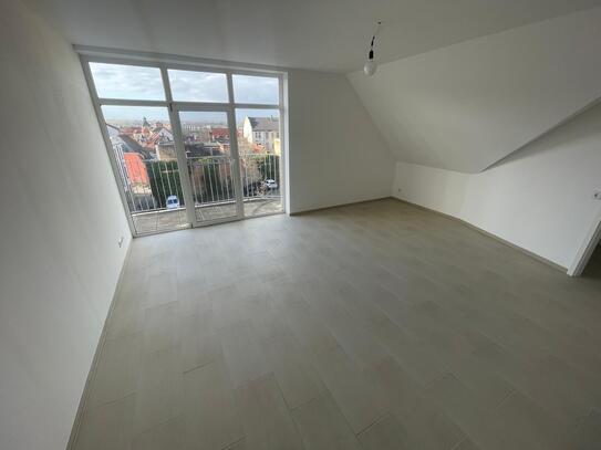 Hochwertig sanierte, zentrale 2 RW mit Balkon, FuBo-HZG, Wanne + Dusche, Abstellraum, Stellplatz