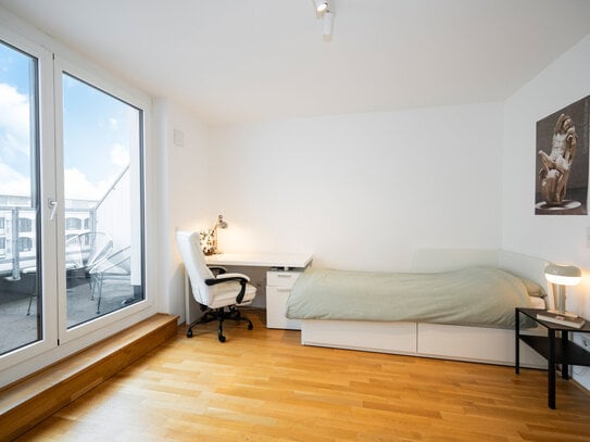 Modernes Studentenapartment mit Balkon und Gemeinschaftsdachterrasse