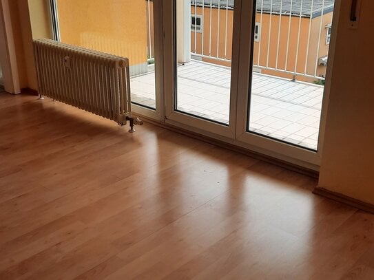 3 Raum Wohnung im Zentrum mit Balkon und kleiner Einbauküche