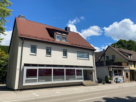 Direkt an der Durchgangsstraße - Wohn- und Geschäftshaus im Zentrum von Königsbronn