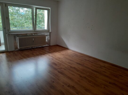 lichtdurchflutete 2 Zimmer Wohnung mit großem Balkon