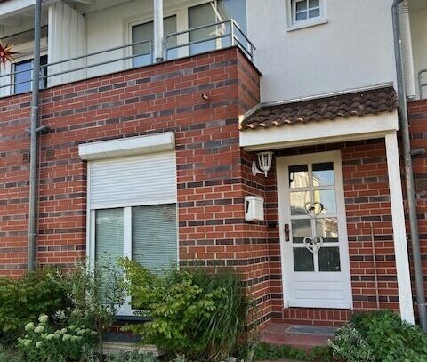 Modernes, gepflegtes RMH mit Terrasse, Balkon und Carport