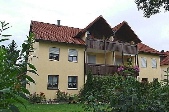 Die großzügige 3-Zimmer-Wohnung in einem 6-Familienhaus wird Sie begeistern!