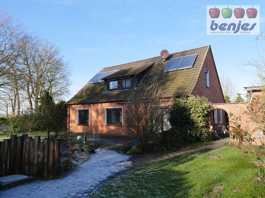 Ein Zuhause für die ganze Familie: Wohnhaus mit parkähnlichem Garten mit einer Allee und Teichen