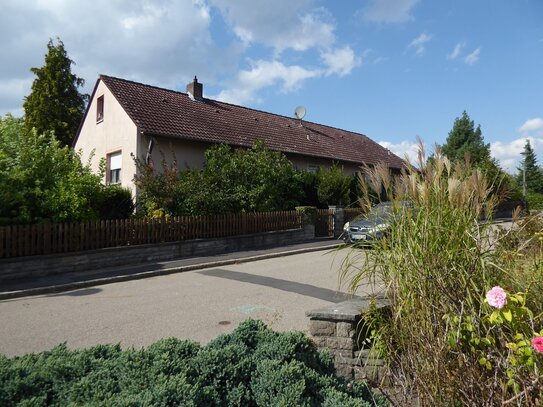 Ruhig gelegenes Wohnhaus mit Nebengebäude, 2 Garagen und großem Garten in Gebsattel bei Rothenburg