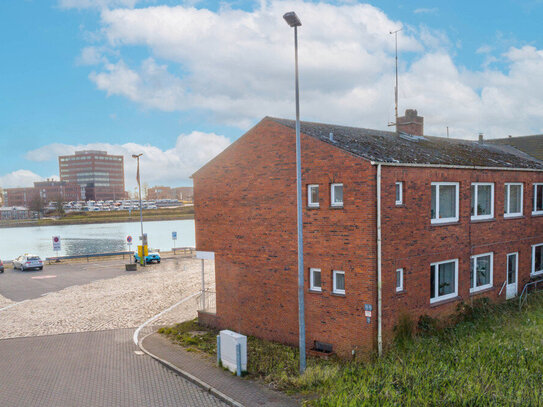 Einzigartige Lage direkt am NOK: Lichtdurchfluteter Hafen für Unternehmer mit Weitblick