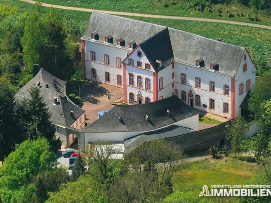 Renommiertes Burg-Hotel in Wasserlage - nahe Luxemburg